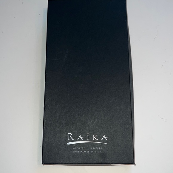 Raika magenta pebbled leather travel pouch w/matching passport cover– NIB - Picture 10 of 12